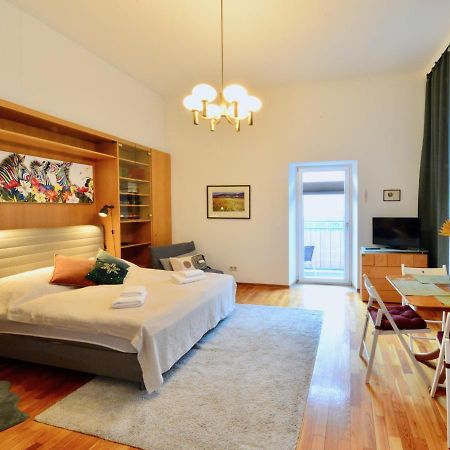 Charming With Balcony In Hip & Trendy Margareten Wina Bagian luar foto