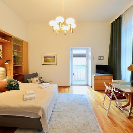 Charming With Balcony In Hip & Trendy Margareten Wina Bagian luar foto