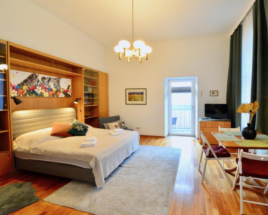 Charming With Balcony In Hip & Trendy Margareten Wina Bagian luar foto