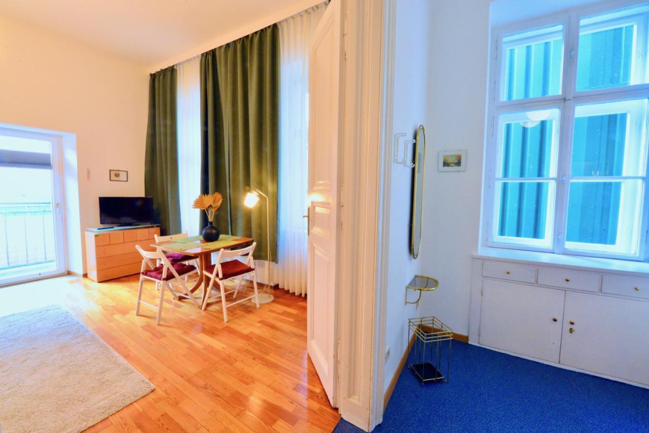Charming With Balcony In Hip & Trendy Margareten Wina Bagian luar foto
