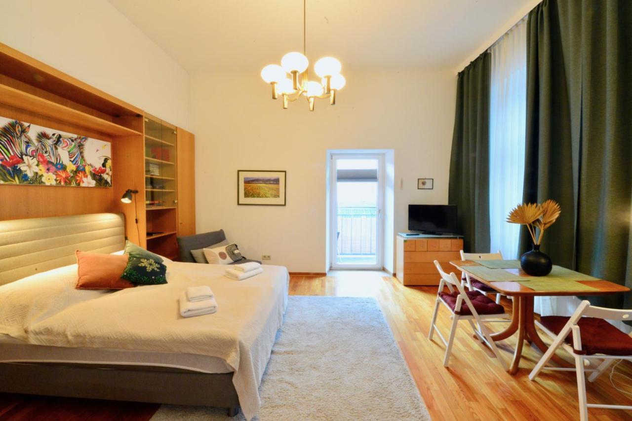 Charming With Balcony In Hip & Trendy Margareten Wina Bagian luar foto