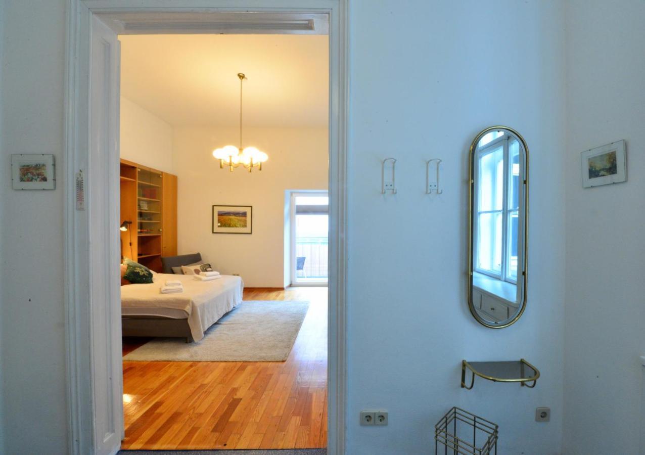 Charming With Balcony In Hip & Trendy Margareten Wina Bagian luar foto