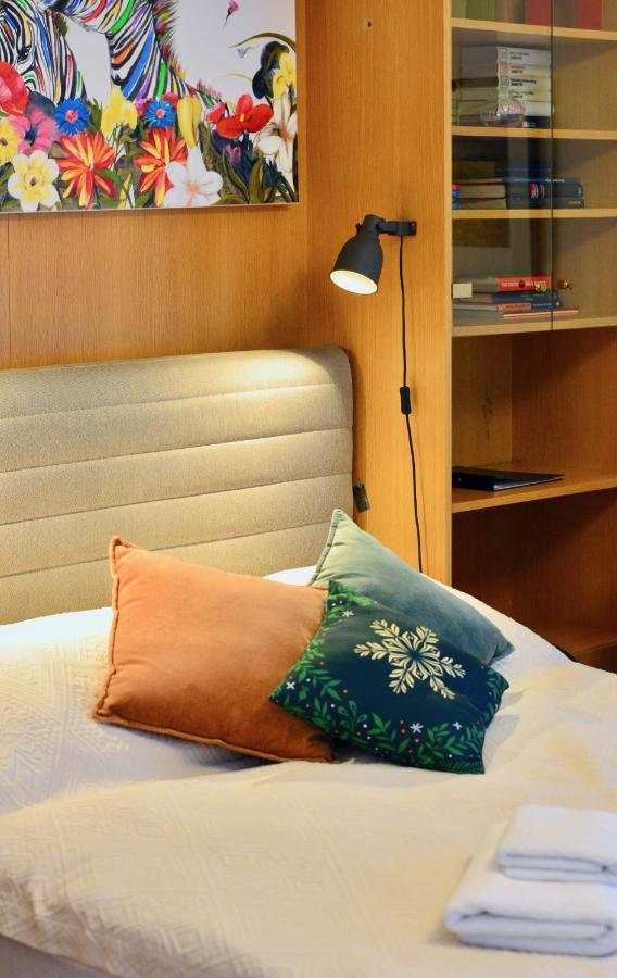 Charming With Balcony In Hip & Trendy Margareten Wina Bagian luar foto