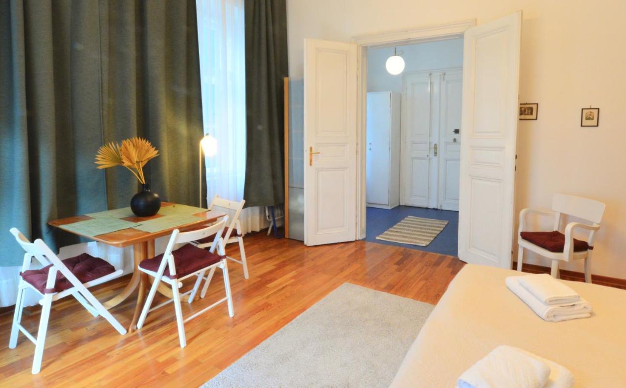Charming With Balcony In Hip & Trendy Margareten Wina Bagian luar foto